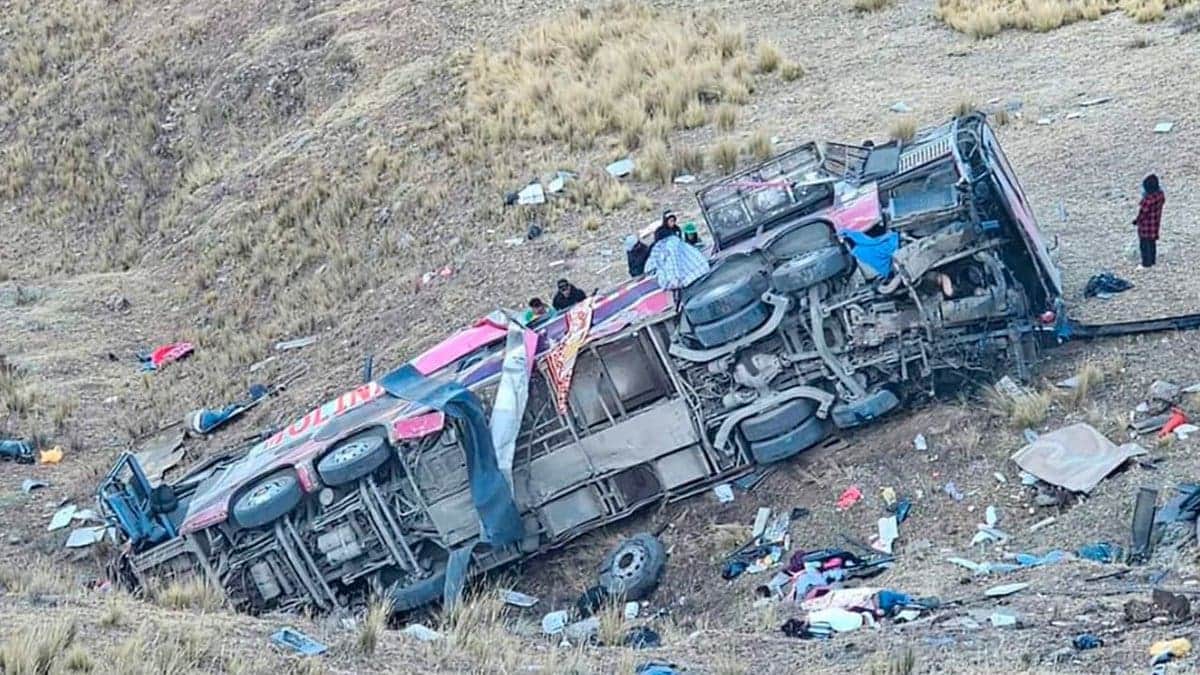 Video: Al menos 23 muertos y 20 heridos dejó caída de autobús a un abismo en Perú