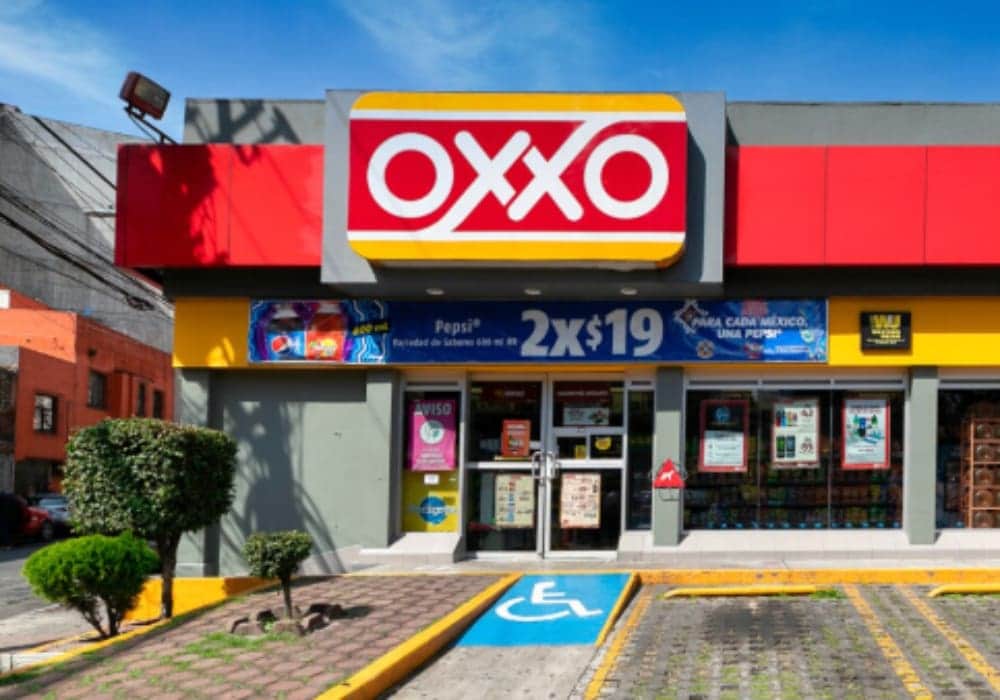Activistas denuncian que expansión de tiendas OXXO en el país es una amenaza a la salud