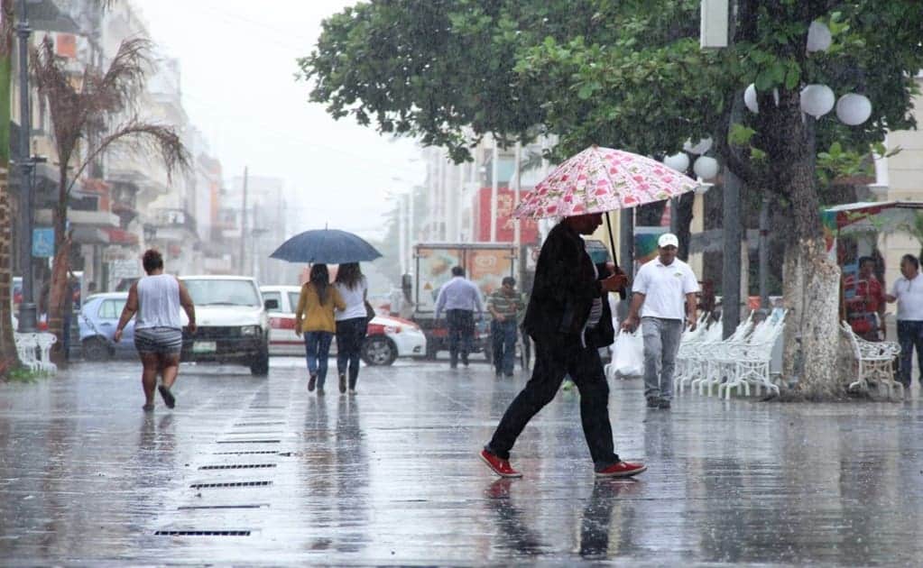 Alertan ante fuertes lluvias por canal de baja presión en la Península de Yucatán