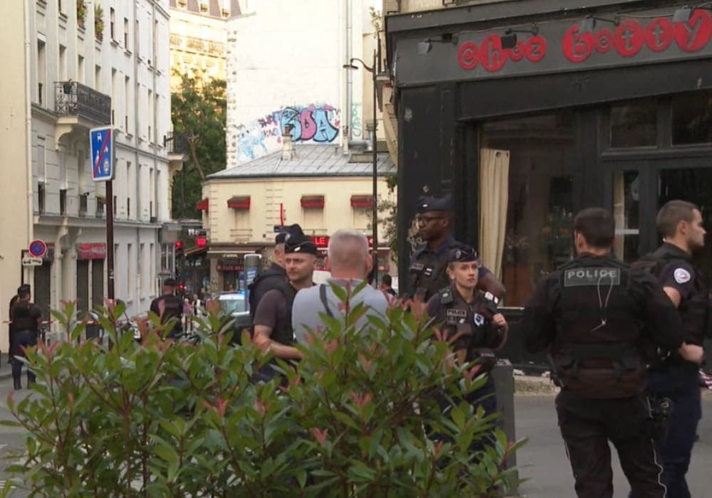 Vehículo embistió la terraza de un bar dejando un muerto y varios heridos en París, Francia