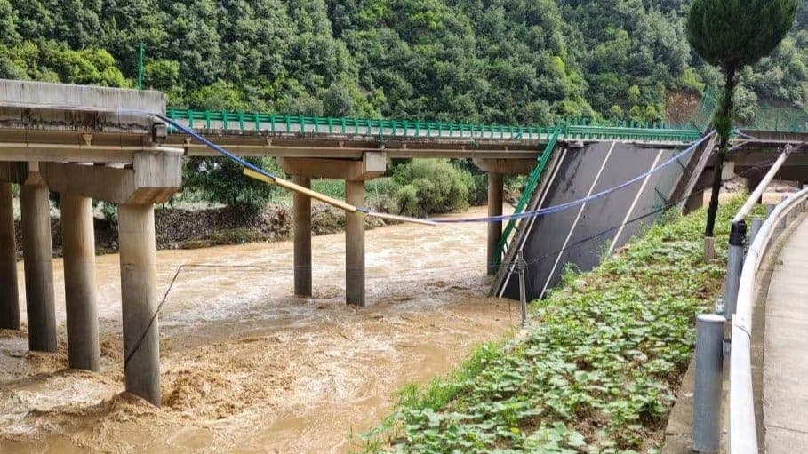 Video: Puente se hunde por torrenciales lluvias en China; hay 12 muertos y 31 desaparecidos
