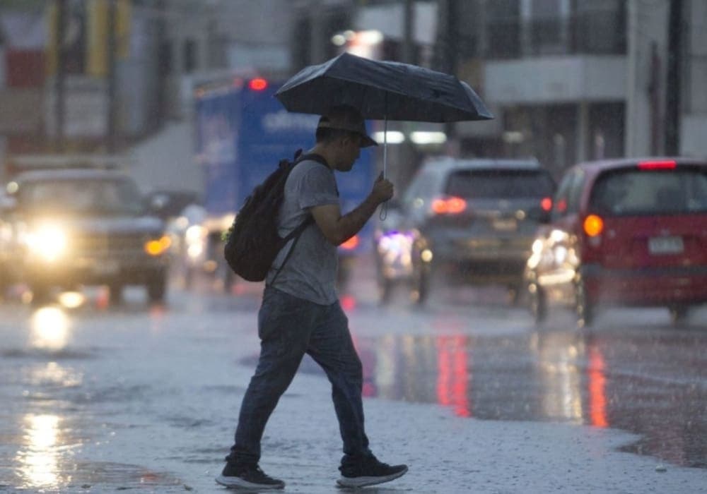 Ondas tropicales 12 y 13 causarán fuertes lluvias en 11 estados del país