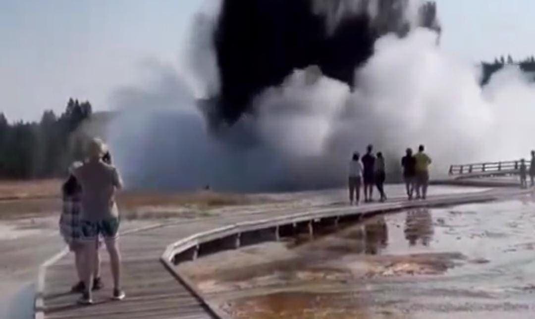 Video: Explosión en el parque Yellowstone sorprende a turistas en Estados Unidos