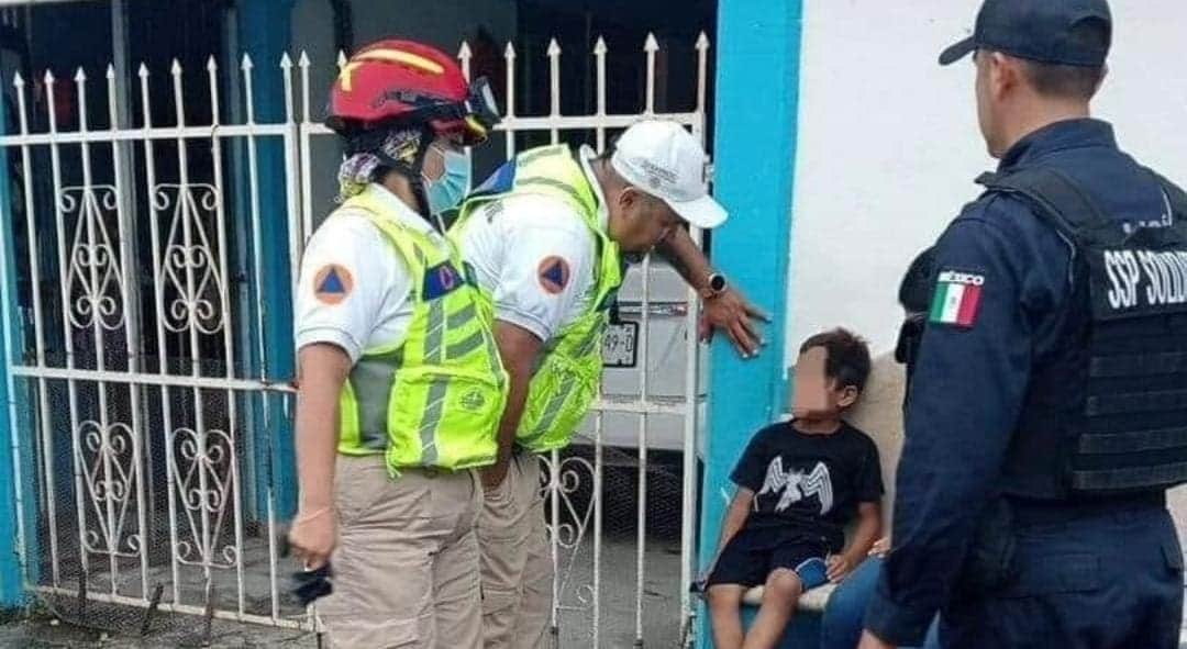 Rescatan a un niño que estaba amarrado a la reja de su casa en Playa del Carmen