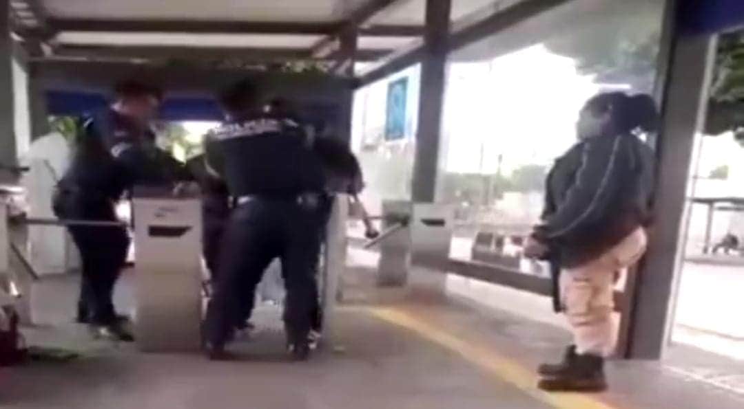 Video: Sujetos le quitan la pistola a un policía y lo amenazan en una parada de autobús en Puebla