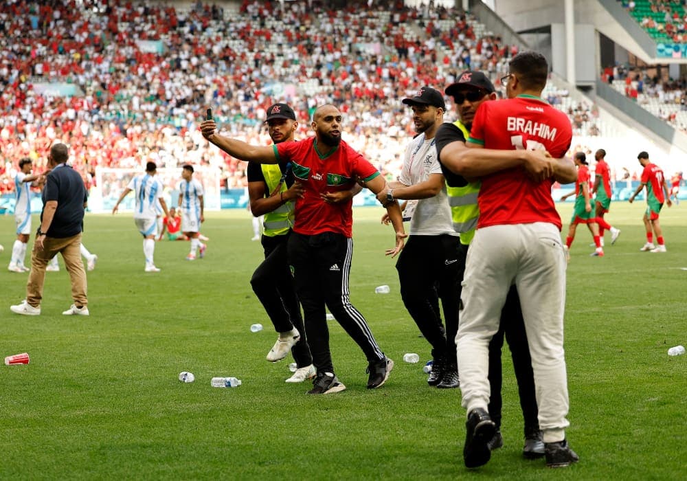 Video: Marruecos gana a Argentina con gol anulado en futbol olímpico; hubo petardos e invasión de cancha