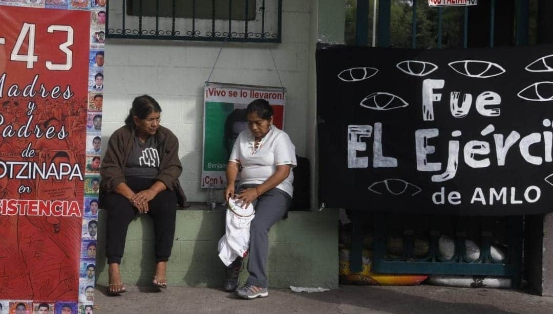 Padres de los 43 de Ayotzinapa le responden a AMLO; le recuerdan que él no es la víctima
