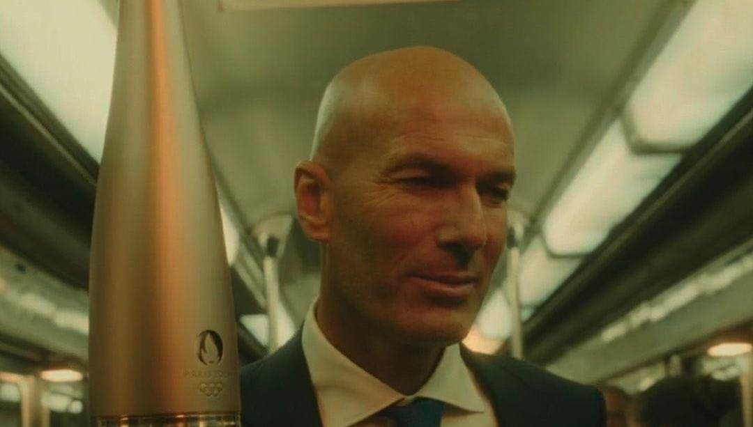 Video: Zinedine Zidane porta la llama olímpica en París 2024 y protagoniza divertido spot