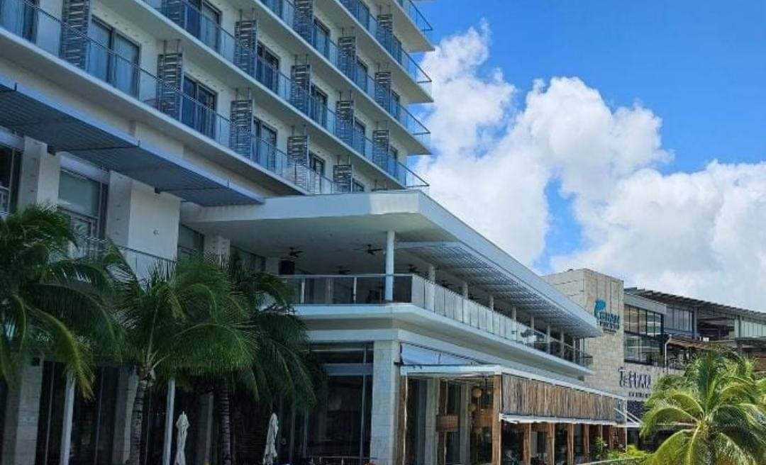 Pareja extranjera es detenida tras una riña en un departamento en Playa del Carmen