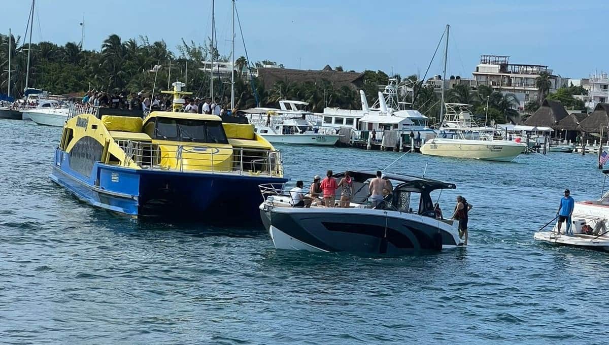 VIDEO: Choca ferry de Ultramar contra yate en Isla Mujeres