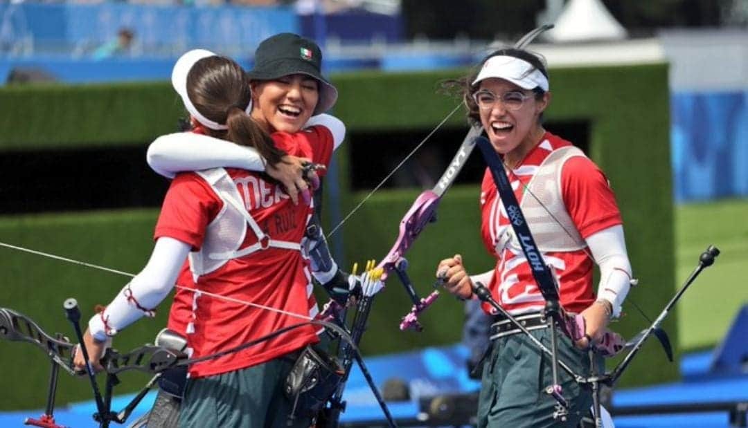 AMLO felicita a arqueras mexicanas por el bronce; internautas acusan a la Conade de colgarse de medallas