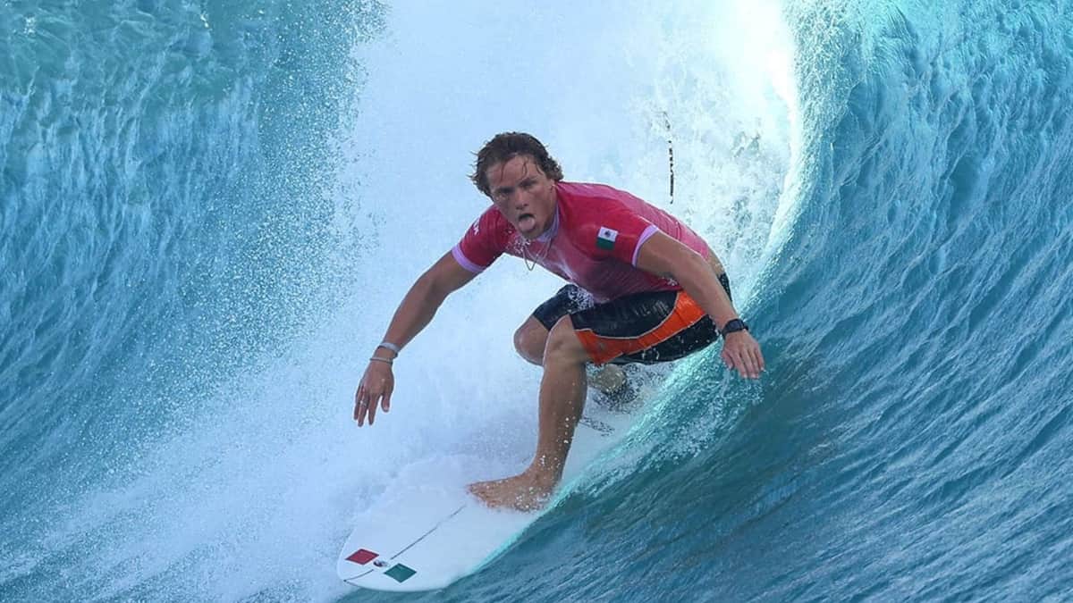 Surfista mexicano Alan Cleland avanza a los octavos de final en París 2024