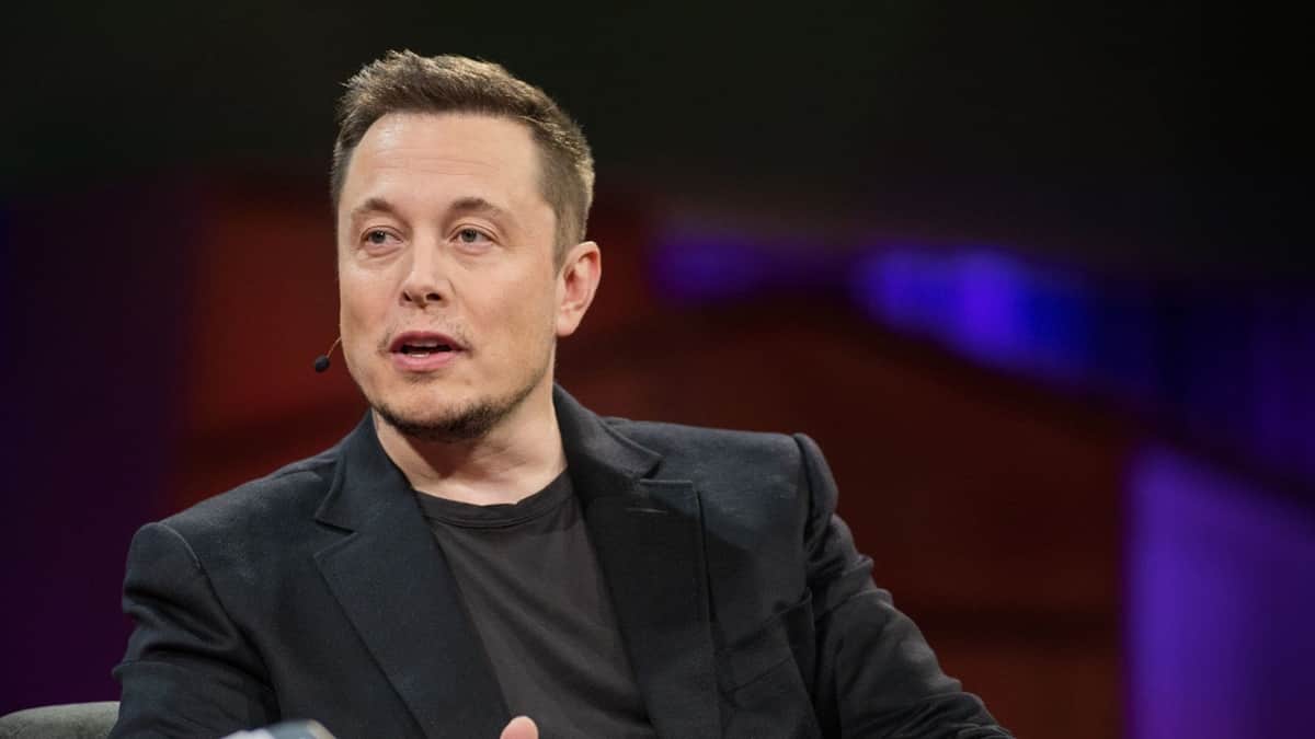 Elon Musk comparte video de Kamala Harris manipulado con IA; lo acusan de desinformación