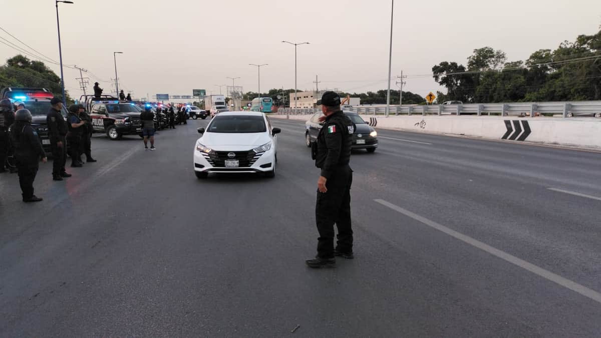 Conductores de Uber bloquean acceso al aeropuerto de Cancún; denuncian que siguen las agresiones