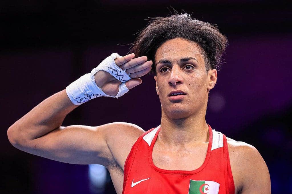 Video: Boxeadora argelina cuestionada sobre su género gana en París 2024 por retiro de su rival femenina