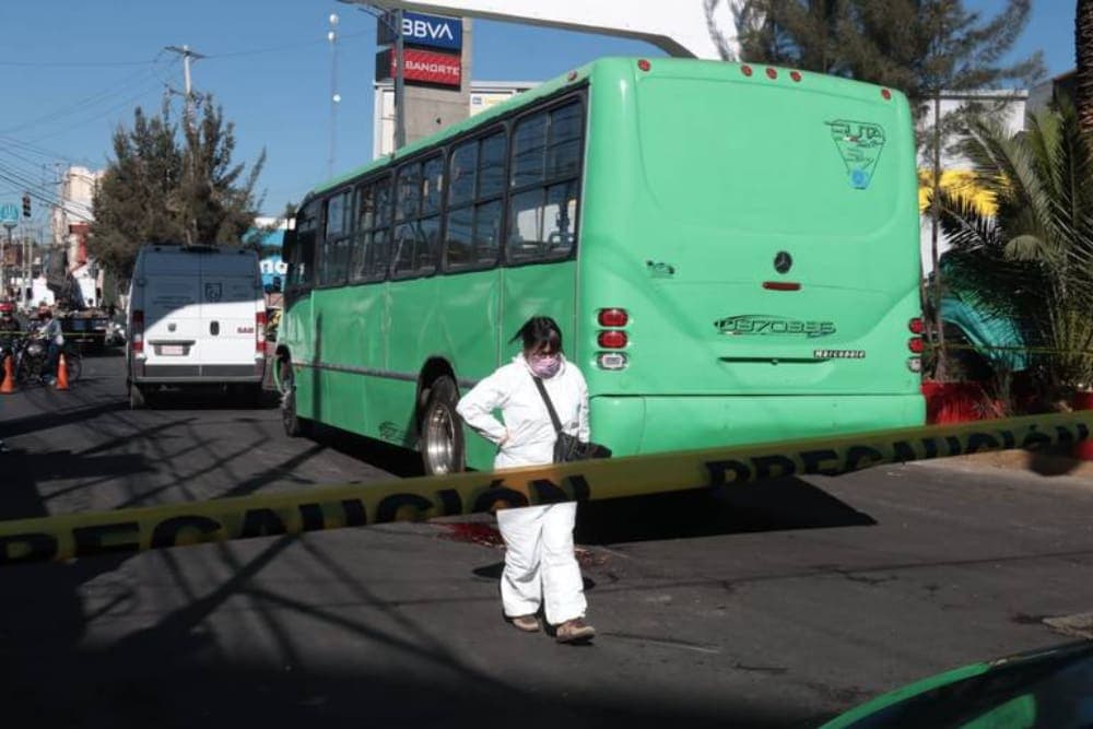 Video: Dos delincuentes fueron baleados por un pasajero cuando intentaban atracar un autobús en Miguel Hidalgo, CDMX