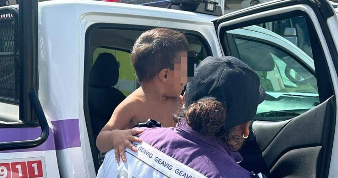 Rescatan a niño que andaba en calles de Cancún; la madre trabajaba, el papá se quedó dormido