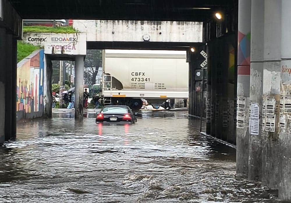 Video: Vehículos quedan varados bajo un puente tras fuertes lluvias en Toluca, Edomex