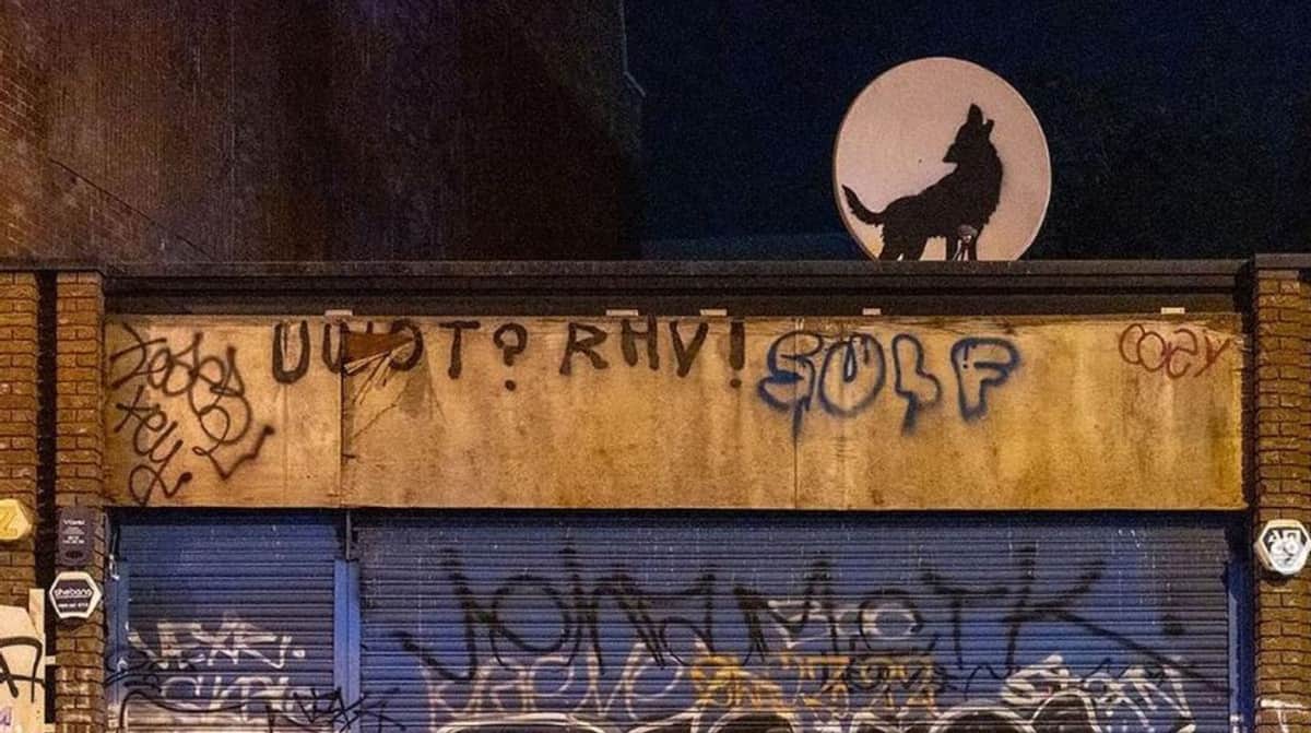 Roban grafiti de Banksy en antena parabólica de Londres