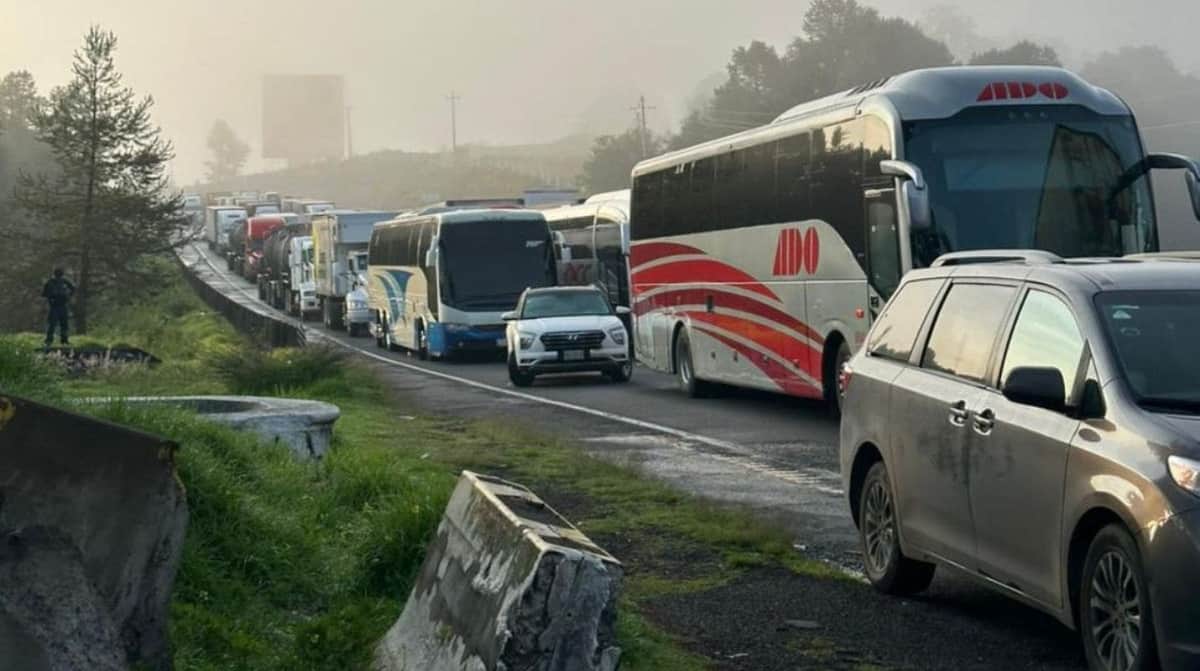 Autopista México-Puebla lleva 24 horas bloqueada por manifestación