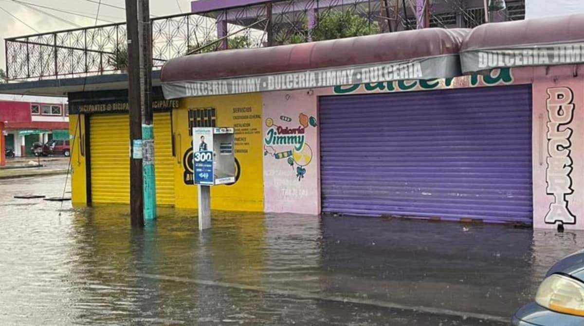 VIDEO: Lluvias afectan a Playa del Carmen y Chetumal, se registran inundaciones