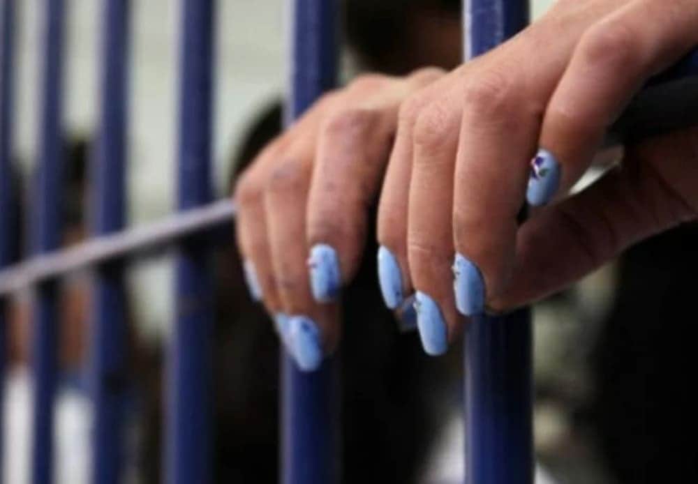 Detienen a una mujer que clonaba tarjetas a personas de la tercera edad en Azcapotzalco y Gustavo A. Madero, CDMX