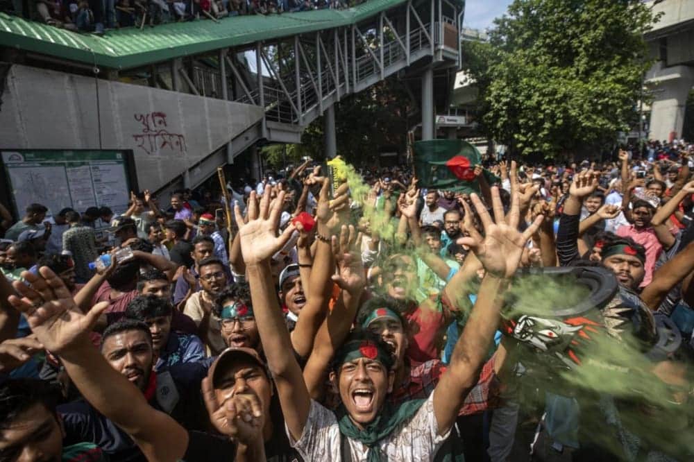 Protestas contra gobierno de Bangladesh dejan 100 muertos, ministra renuncia