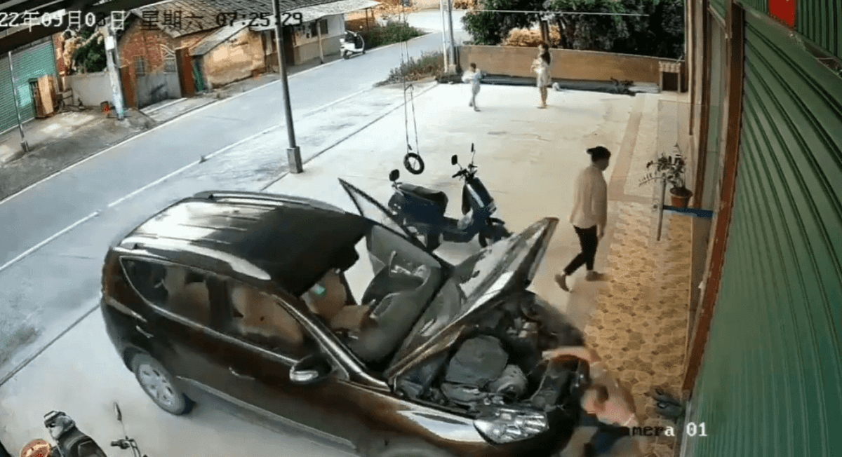 VIDEO: Mecánico es aplastado por coche que arreglaba