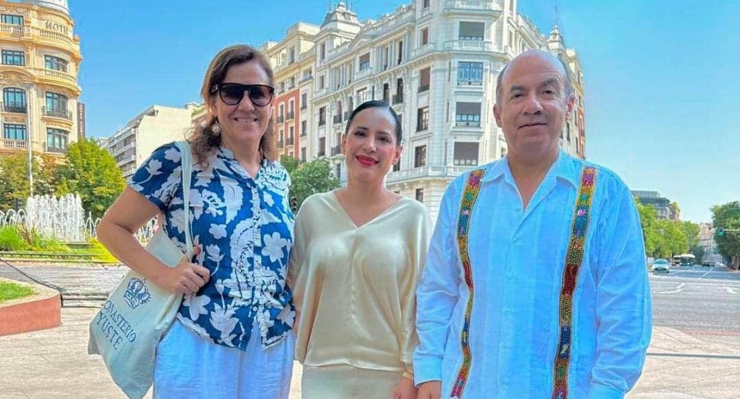 Critican a Sandra Cuevas por tomarse foto con Felipe Calderón y Margarita Zavala en España