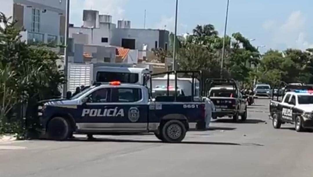 Asesinan a un sujeto a bordo de un auto de lujo en el polígono sur de Cancún