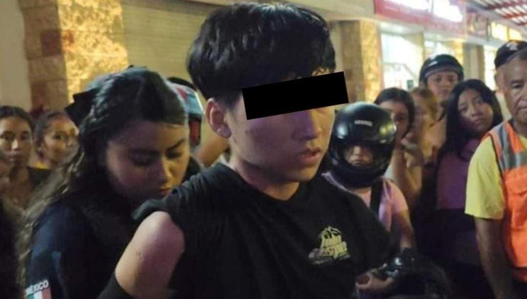 Captan a joven robando motocicleta en flagrancia en Multiplaza de Cancún