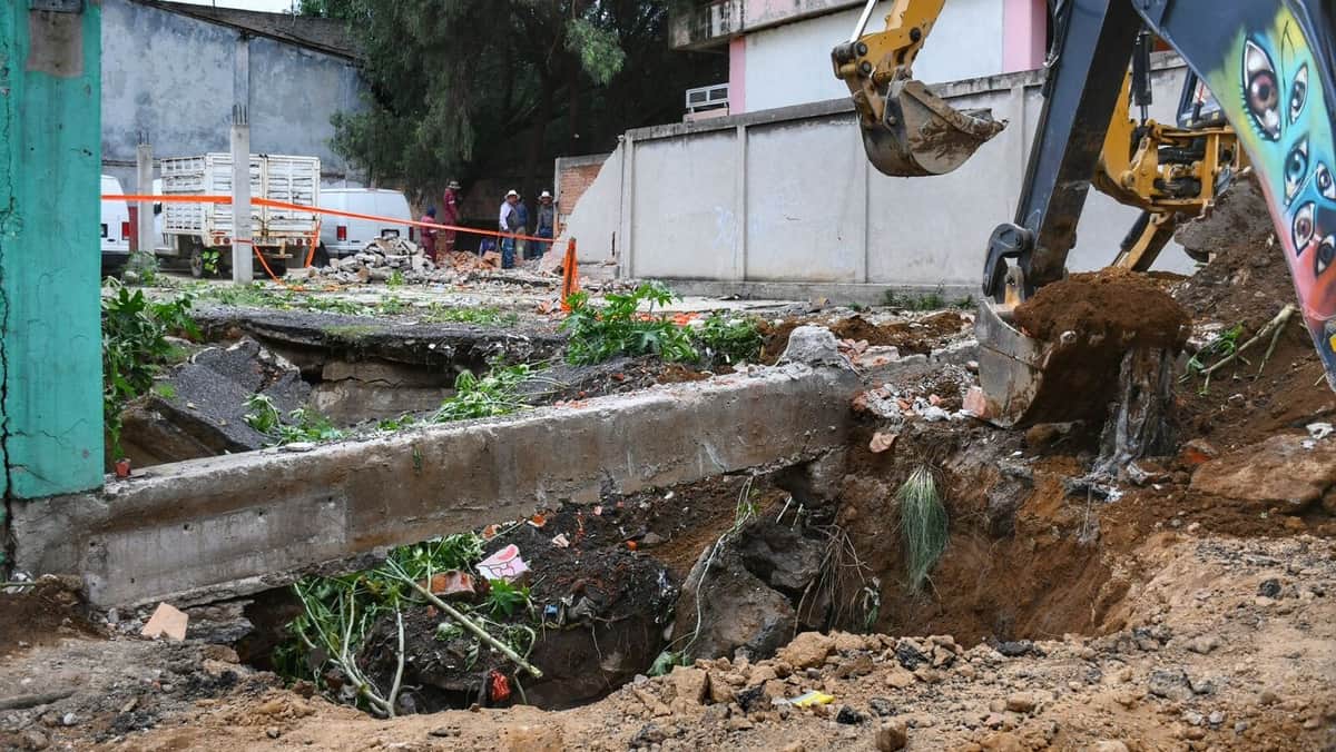 Se abre socavón de 15 metros de diámetro en Iztapalapa, CDMX; autoridades revisan inmuebles