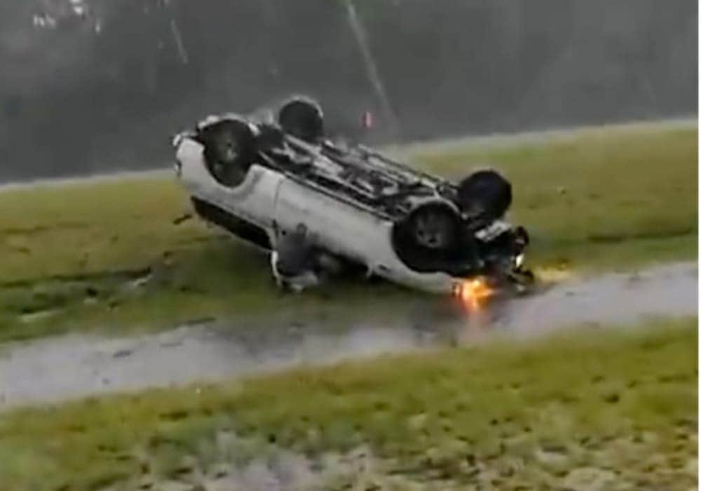 Video: Cazador de tormentas rescata a una mujer atrapada en su auto en medio del huracán Debby