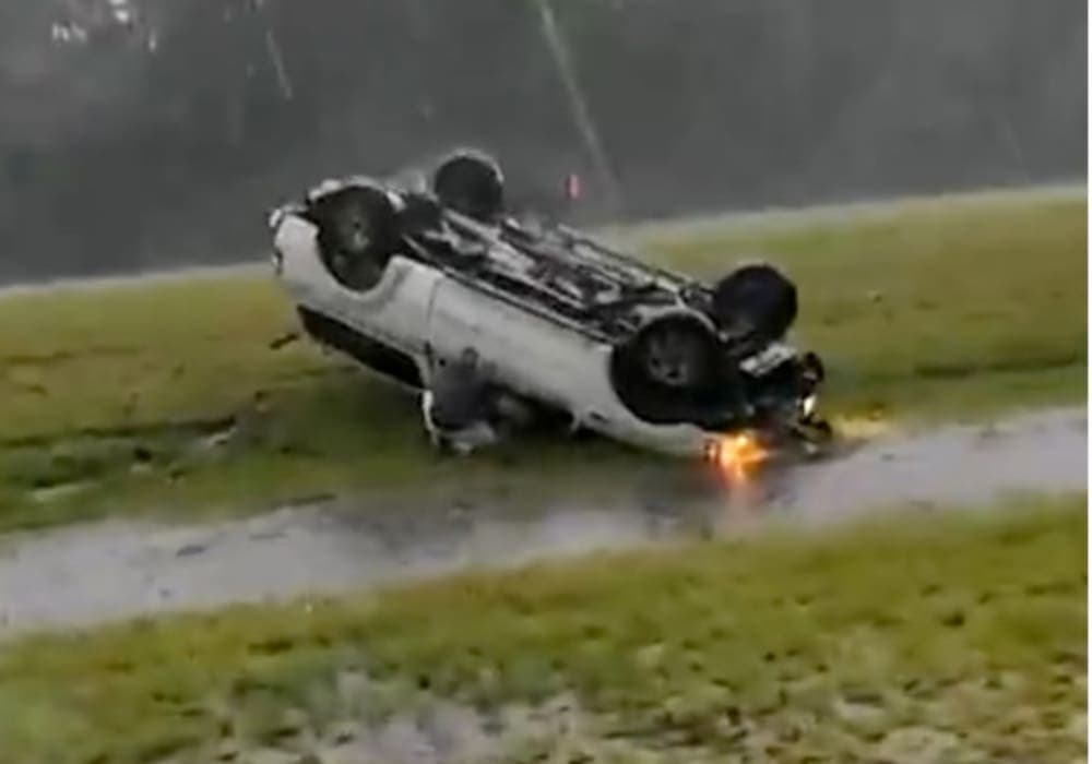 Video: Cazador de tormentas rescata a una mujer atrapada en su auto en medio del huracán Debby