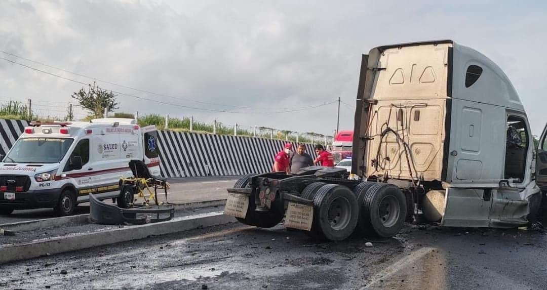 Conductor de tráiler embiste a grupo de motociclistas en Colima; hay un fallecido
