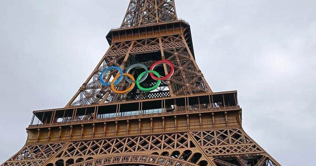 Evacuan la Torre Eiffel debido a un escalador desconocido antes de la clausura de París 2024