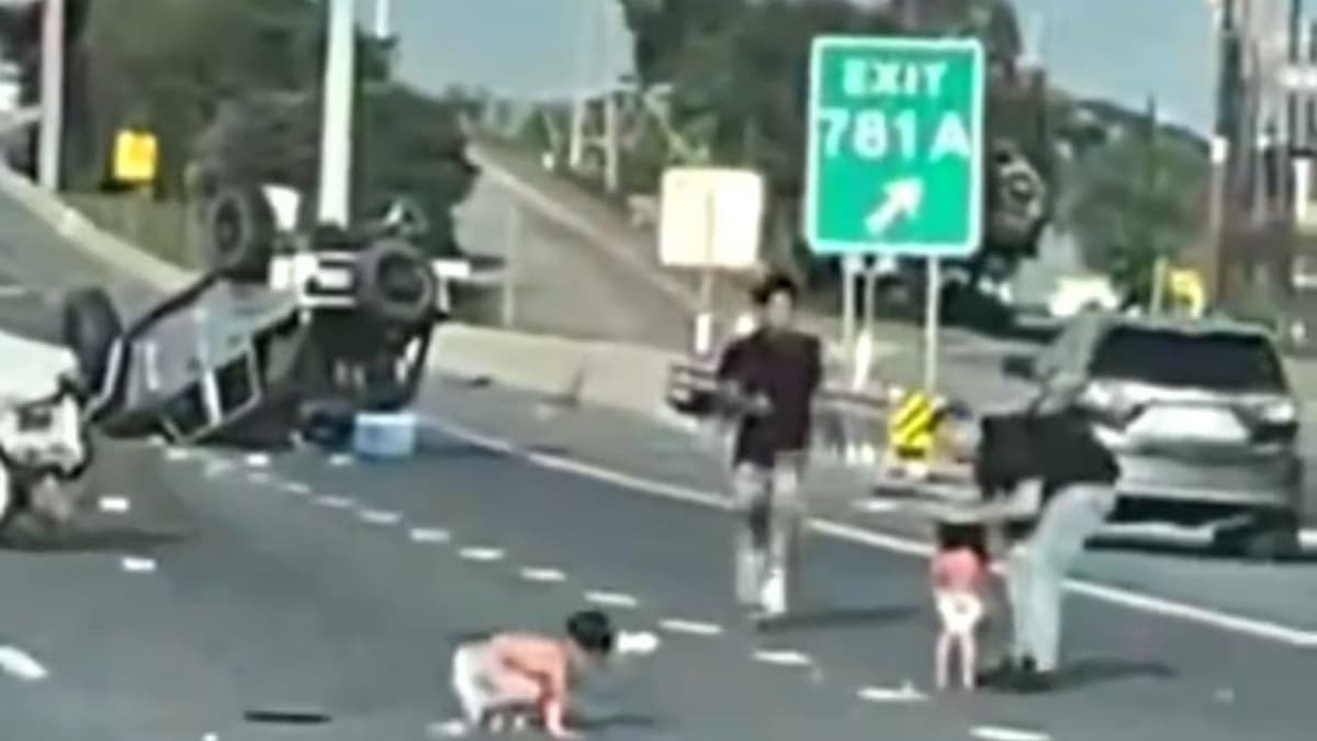 Niños sobreviven a aparatoso accidente en Texas tras ser expulsados del vehículo en el que viajaban