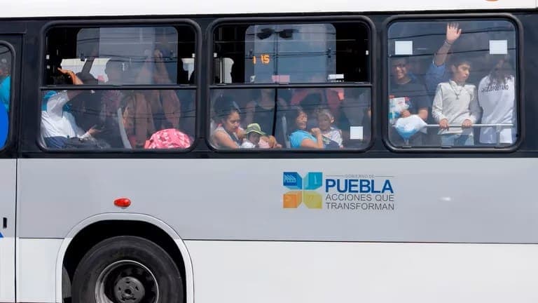 Video: Mujer pierde un dedo a bordo de un autobús en Puebla; se le atoró en la puerta