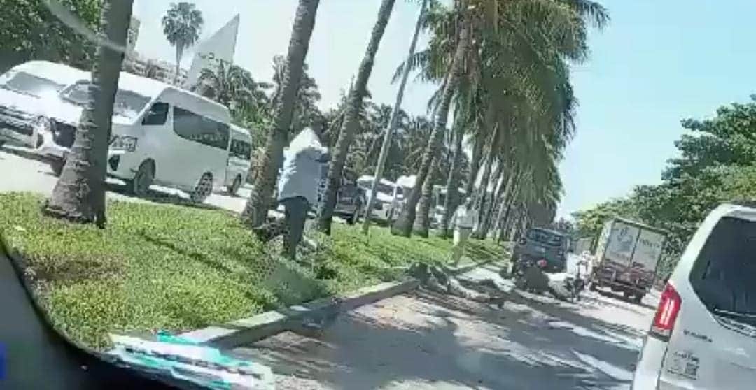 Video: Derrapan dos elementos de la Guardia Nacional a bordo de una moto en la Zona Hotelera de Cancún