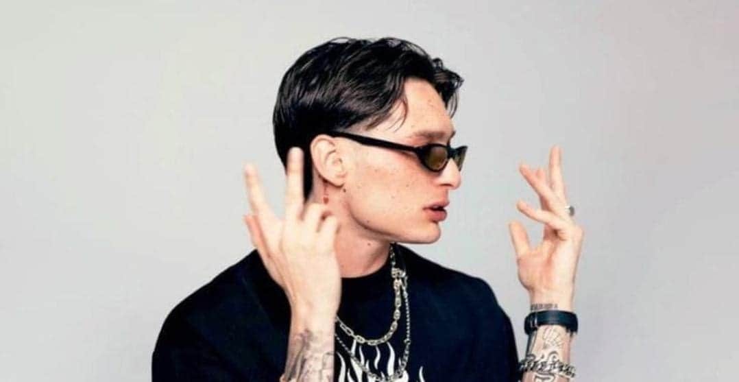 Decomisan paquetes de cocaína decorados con imágenes de Peso Pluma en el AICM