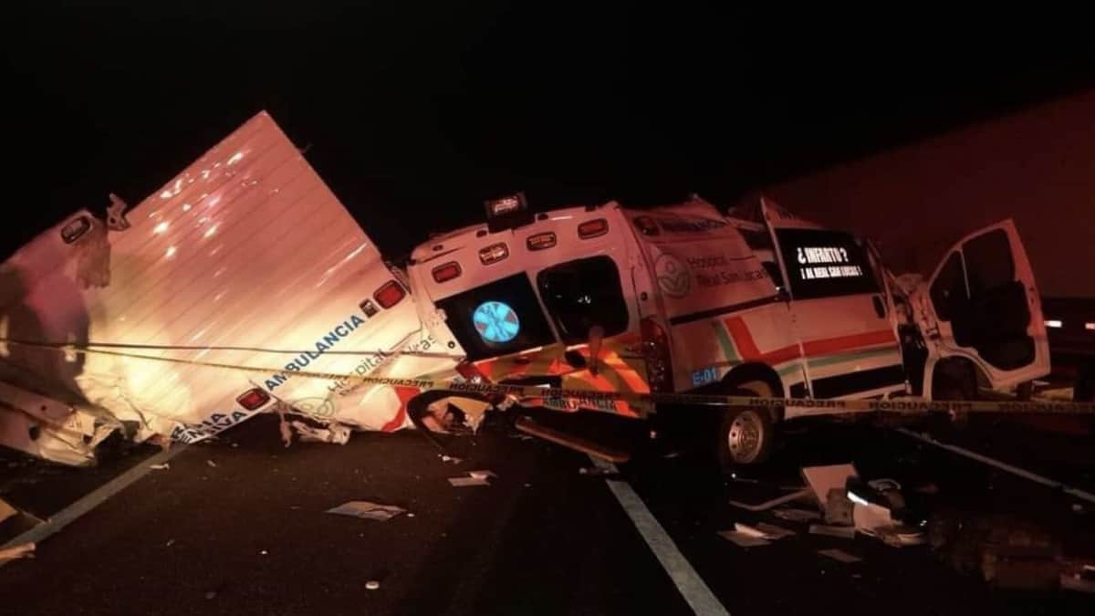 Choque entre ambulancia y tráiler deja cuatro muertos en Nuevo León; fallecen un paramédico y un paciente