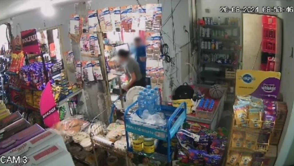 Hombre golpea a mujer embarazada al asaltar tienda en Monterrey