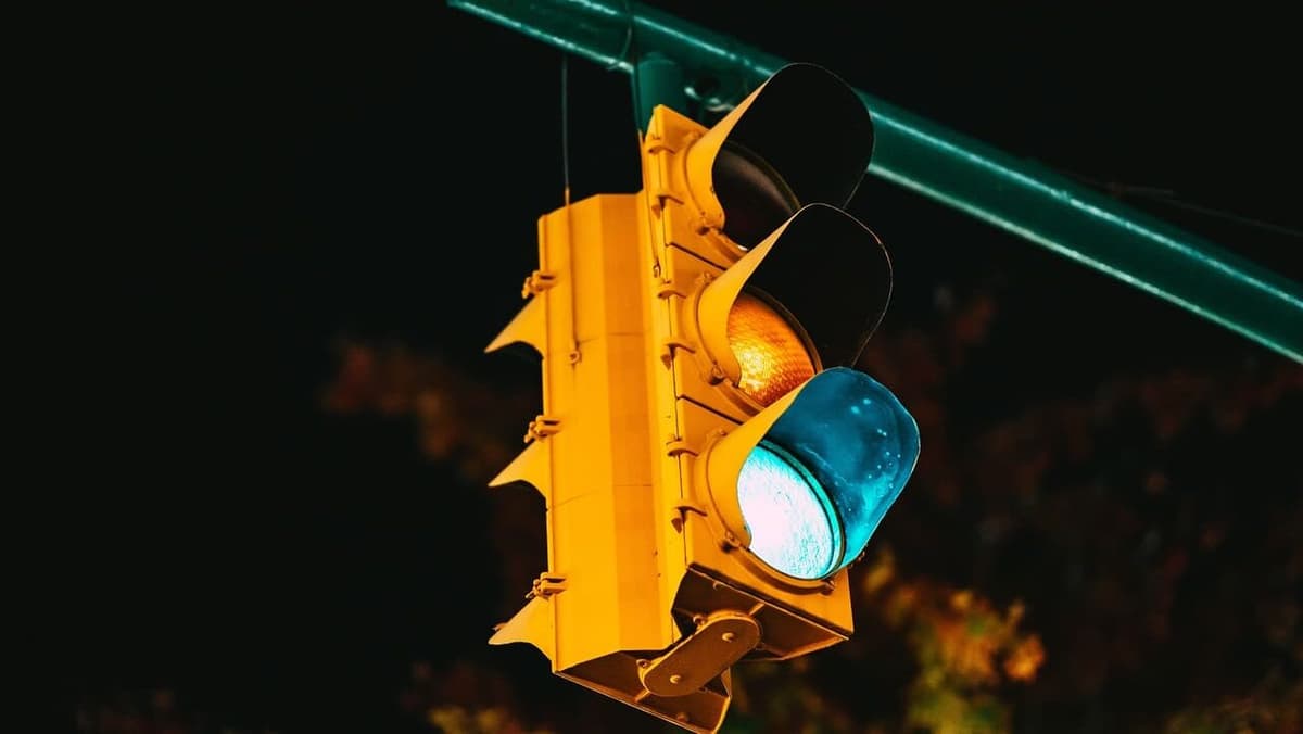 Video: Roban semáforo con todo y poste en pleno centro histórico de Puebla