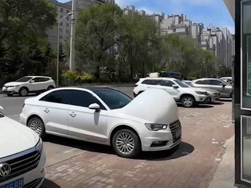 Video: Calor extremo en China provoca que autos parezcan "embarazados"