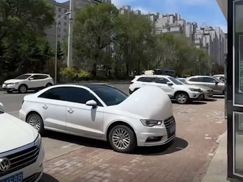 Video: Calor extremo en China provoca que autos parezcan "embarazados"