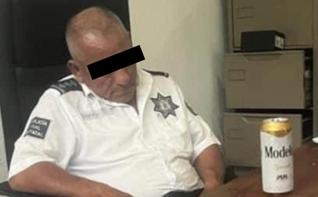 Dan de baja a policía que fue captado bebiendo cerveza en su oficina en Oaxaca