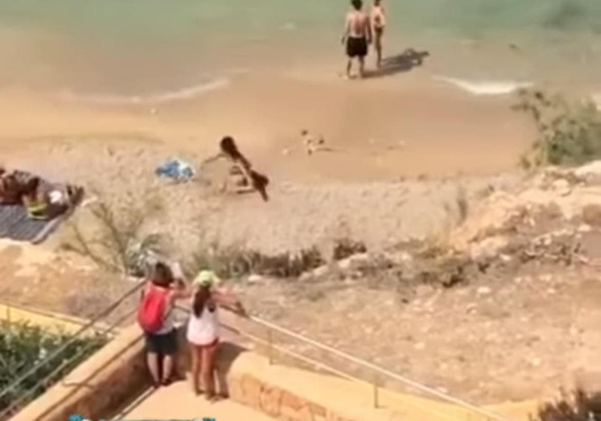 VIDEO: Mujer asusta a los bañistas de una playa gritando que estaba poseída