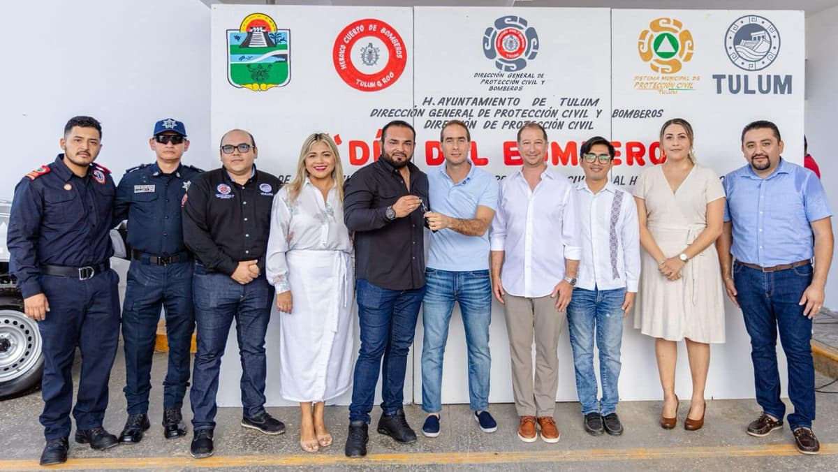 Diego Castañón reconoce a los bomberos en su día y entrega material de trabajo en Tulum