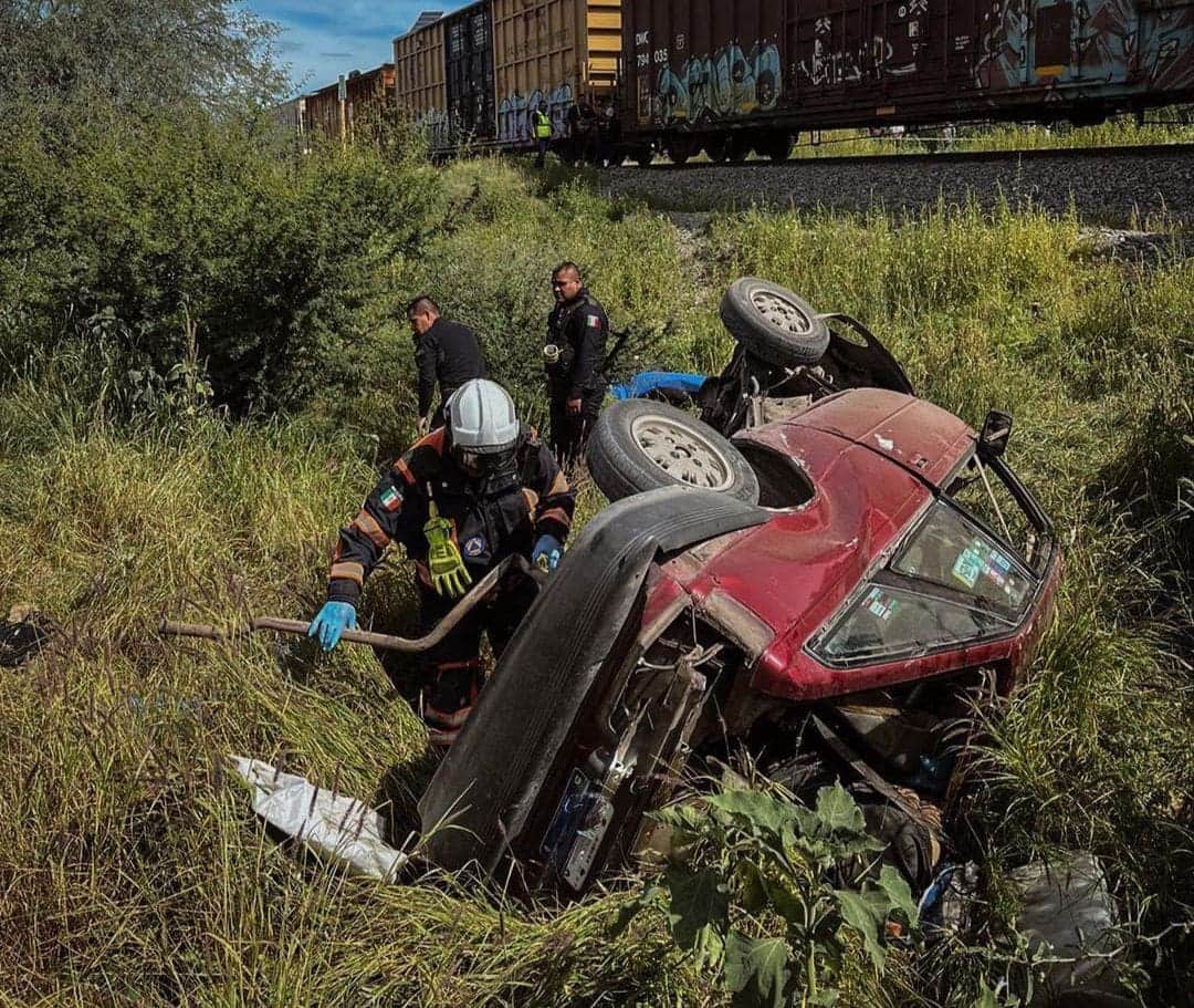 Por querer ganarle el paso al tren, auto es embestido en Querétaro, hay cuatro muertos