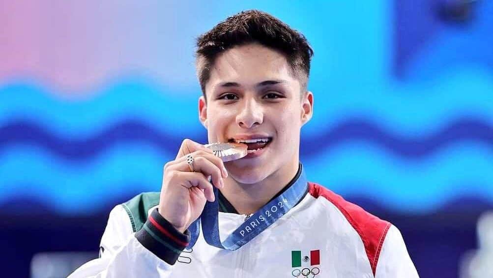 Clavadista mexicano Osmar Olvera pide cambio de la medalla de bronce de París 2024 por lucir ‘despintada’